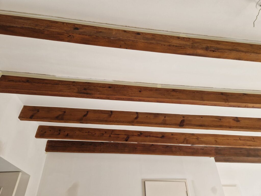 plafond blanc, poutres bois