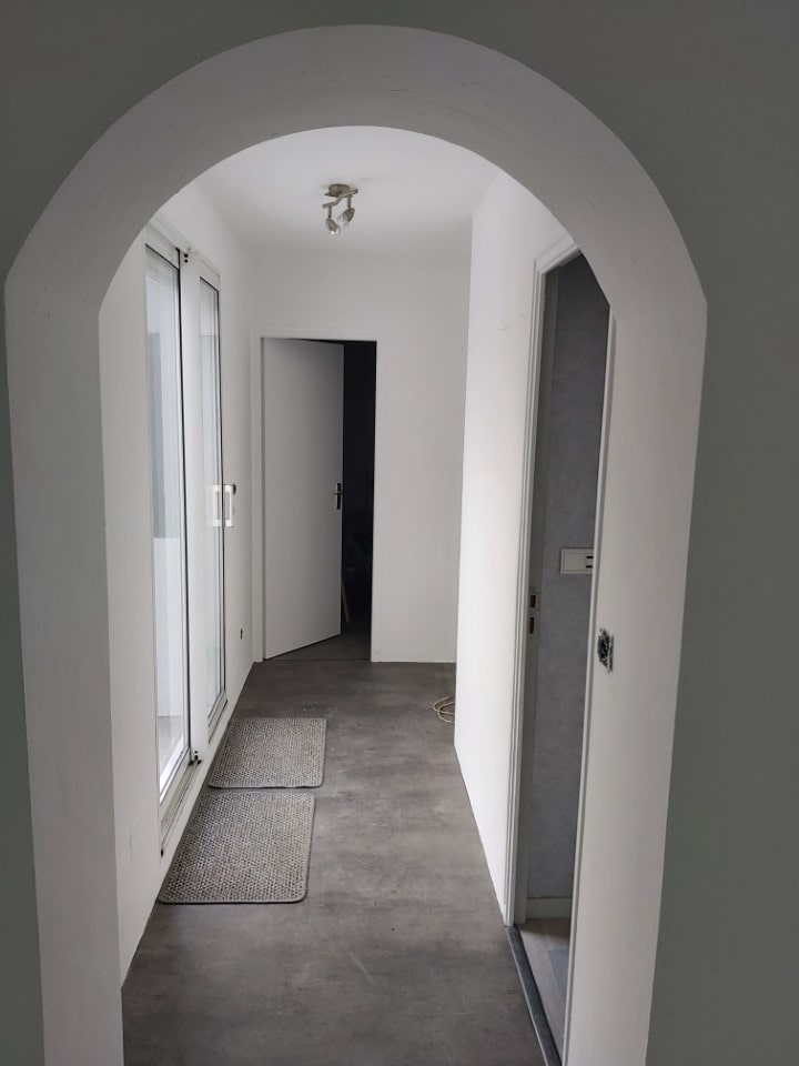 couloir avec arches, blanc